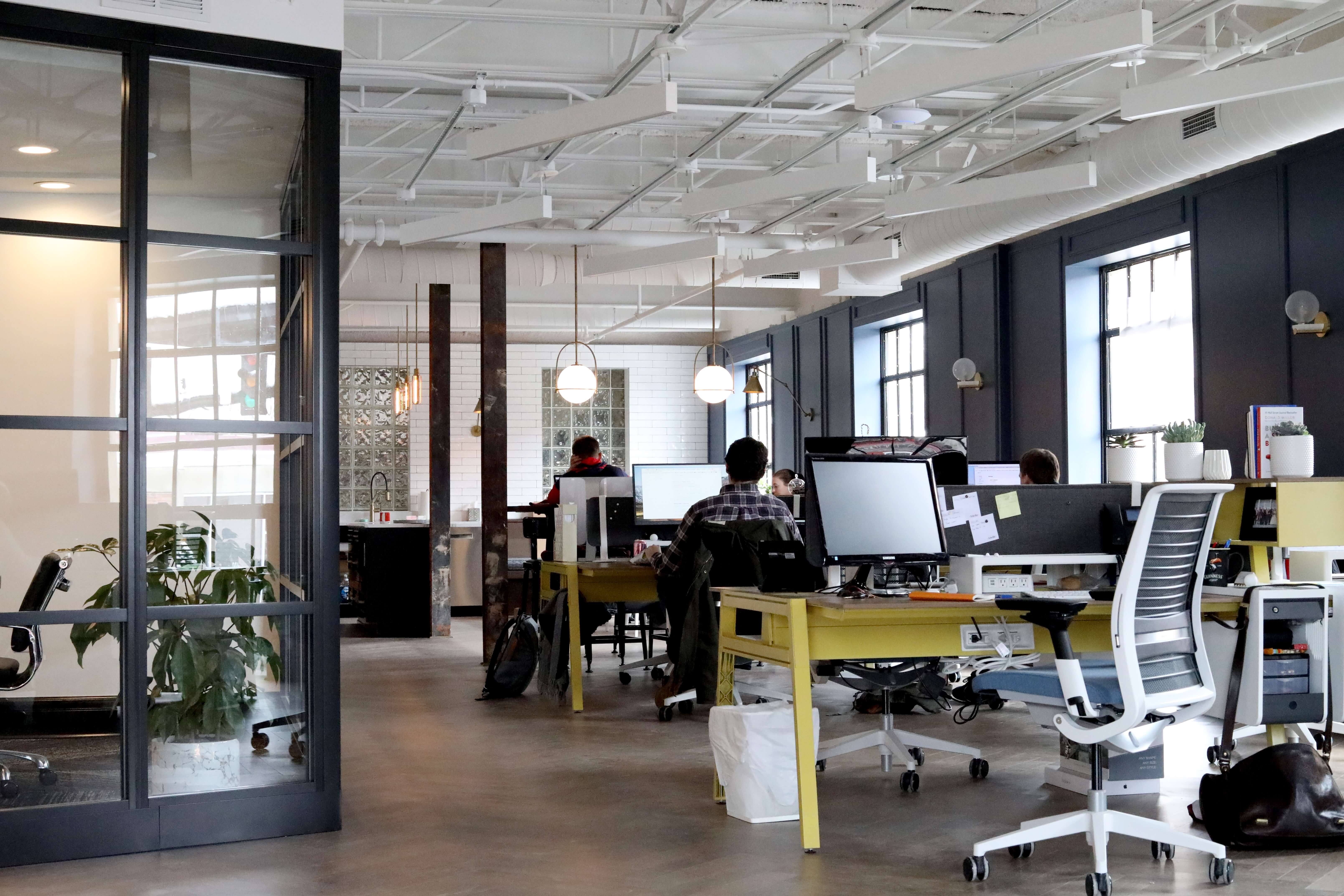 The Different Types of Management Teams in a Warehouse